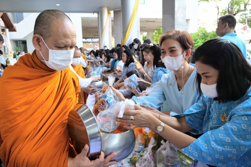 ทำบุญตักบาตร