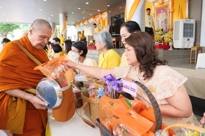 ทำบุญตักบาตร