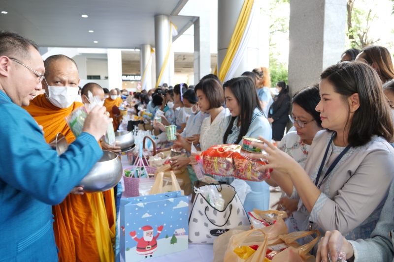 ทำบุญตักบาตร