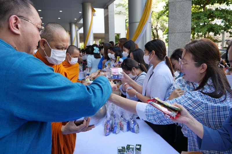 ทำบุญตักบาตร