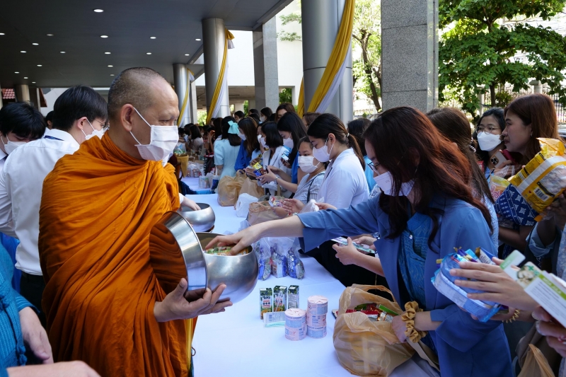 ทำบุญตักบาตร