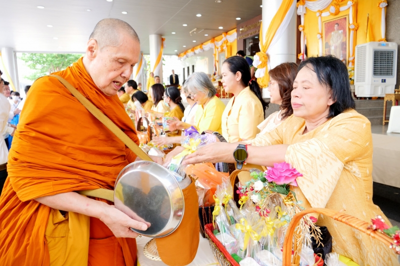 ทำบุญตักบาตร