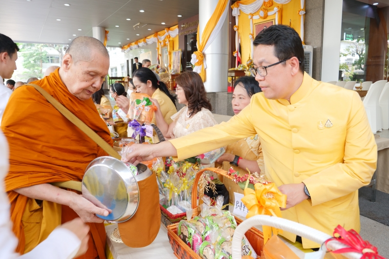 ทำบุญตักบาตร