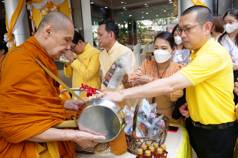 ทำบุญตักบาตร