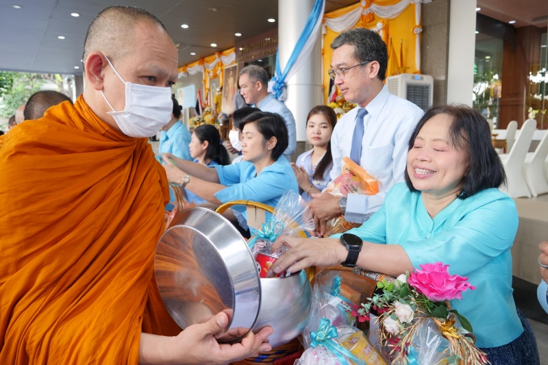 ทำบุญตักบาตร