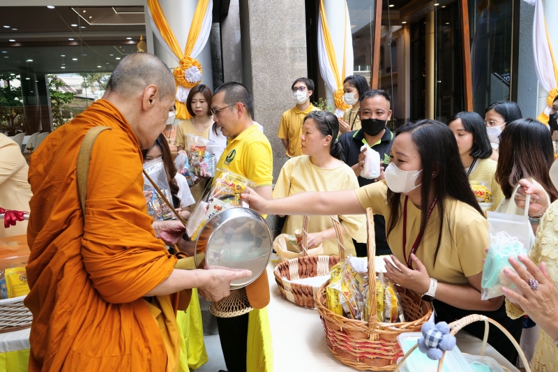 ทำบุญตักบาตร