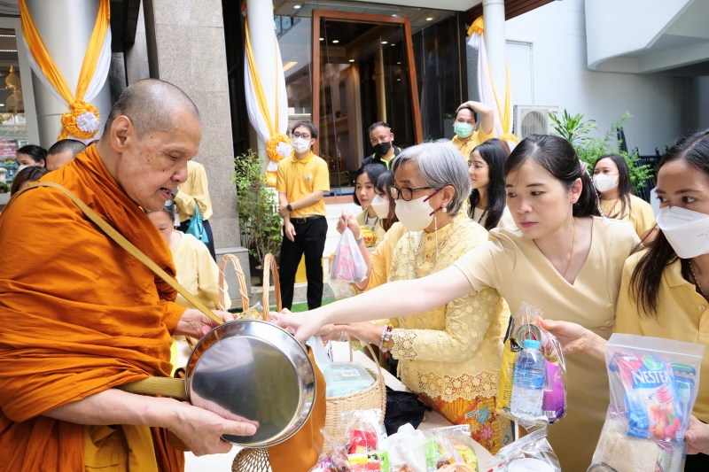 ทำบุญตักบาตร