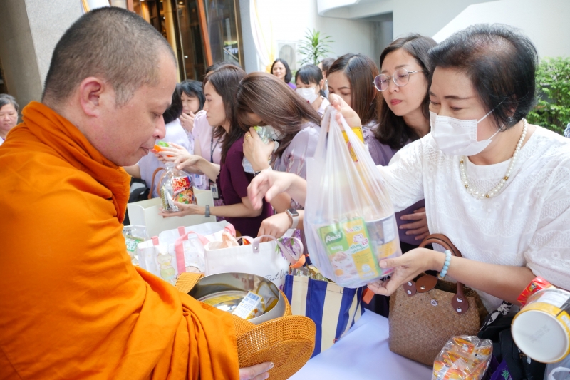 ทำบุญตักบาตร