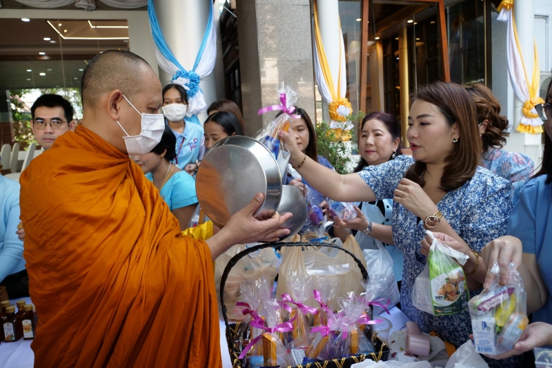 ทำบุญตักบาตร