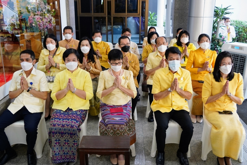 พิธีทำบุญตักบาตรข้าวสารอาหารแห้ง คณะสงฆ์จากวัดพระราม 9 กาญจนาภิเษก พระอารามหลวง