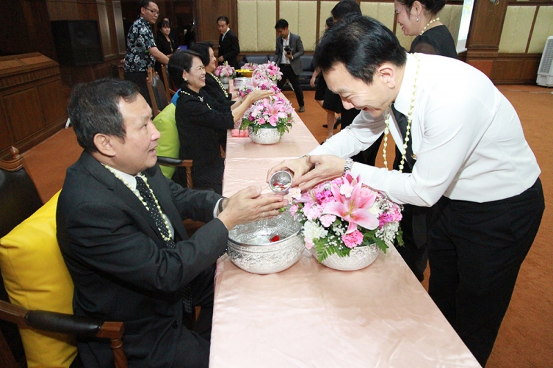 พิธีสรงน้ำพระและรดน้ำขอพร