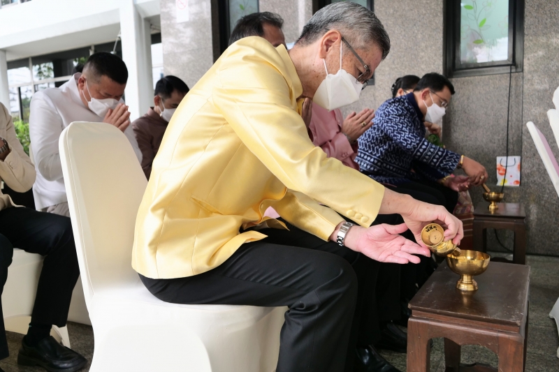 พิธีทำบุญตักบาตรข้าวสารอาหารแห้ง คณะสงฆ์จากวัดระฆังโฆสิตารามวรมหาวิหาร พระอารามหลวง เนื่องในเทศกาลขึ้นปีใหม่ พุทธศักราช 2566