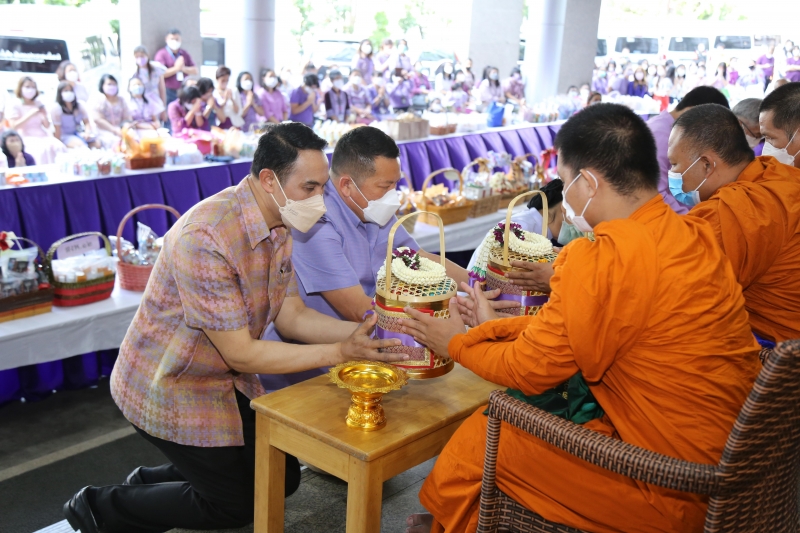 พิธีทำบุญตักบาตรข้าวสารอาหารแห้ง คณะสงฆ์จากวัดเทพธิดารามวรวิหาร