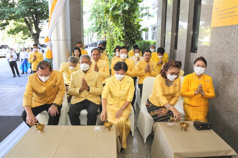 พิธีเจริญพระพุทธมนต์และทำบุญตักบาตร 