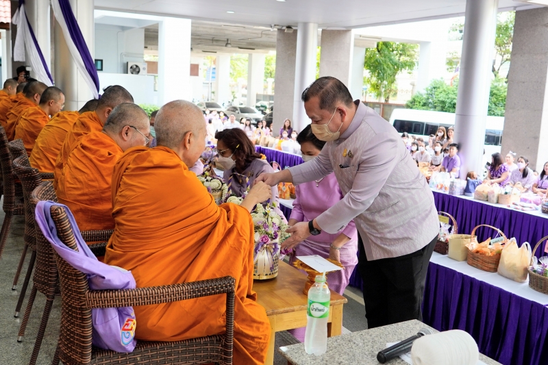 พิธีสวดพระพุทธมนต์และทำบุญตักบาตร 