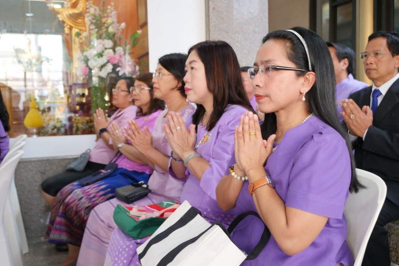 พิธีเจริญพระพุทธมนต์และทำบุญตักบาตร 