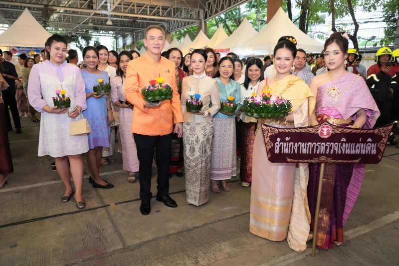 นายประจักษ์ บุญยัง ผู้ว่าการตรวจเงินแผ่นดิน ผู้บริหาร ข้าราชการและลูกจ้างสำนักงานการตรวจเงินแผ่นดิน ร่วมริ้วขบวนอัญเชิญเครื่องรา