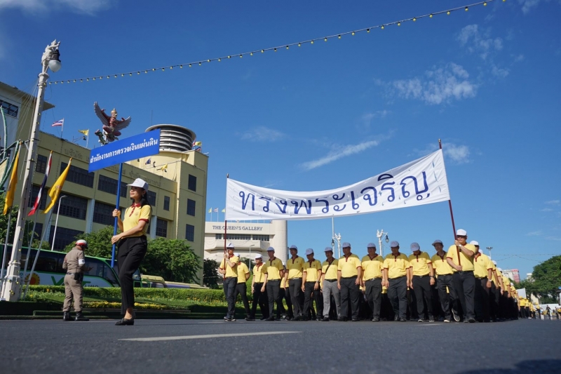 สตง.ร่วมเดินริ้วขบวนอัญเชิญเครื่องราชสักการะและร่วมพิธีจุดเทียนถวายพระพรชัยมงคลเนื่องในโอกาสวันเฉลิมพระชนมพรรษาพระบาทสมเด็จพระเจ
