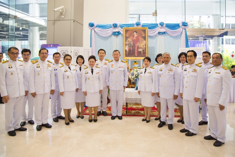 สตง. ถวายแจกันดอกไม้และลงนามถวายพระพร เบื้องหน้าพระฉายาลักษณ์สมเด็จพระนางเจ้าสิริกิติ์ พระบรมราชินีนาถ พระบรมราชชนนีพันปีหลวง