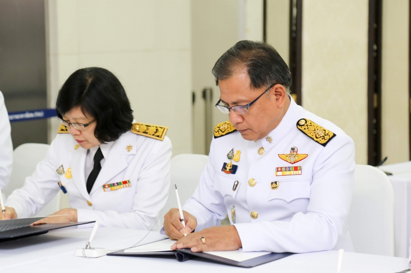 สตง. ถวายแจกันดอกไม้และลงนามถวายพระพรสมเด็จพระกนิษฐาธิราชเจ้า กรมสมเด็จพระเทพรัตนราชสุดาฯ สยามบรมราชกุมารี