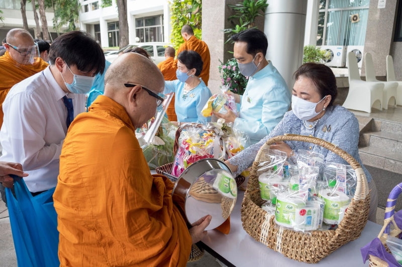 พิธีทำบุญตักบาตรข้าวสารอาหารแห้ง คณะสงฆ์จำนวน 9 รูป จากวัดเทพธิดารามวรวิหาร พระอารามหลวง เพื่อน้อมถวายเป็นพระราชกุศลและถวายพระพร