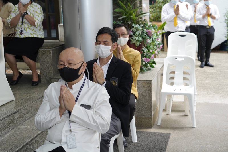 พิธีทำบุญตักบาตรข้าวสารอาหารแห้ง คณะสงฆ์จากวัดอินทรวิหาร พระอารามหลวง