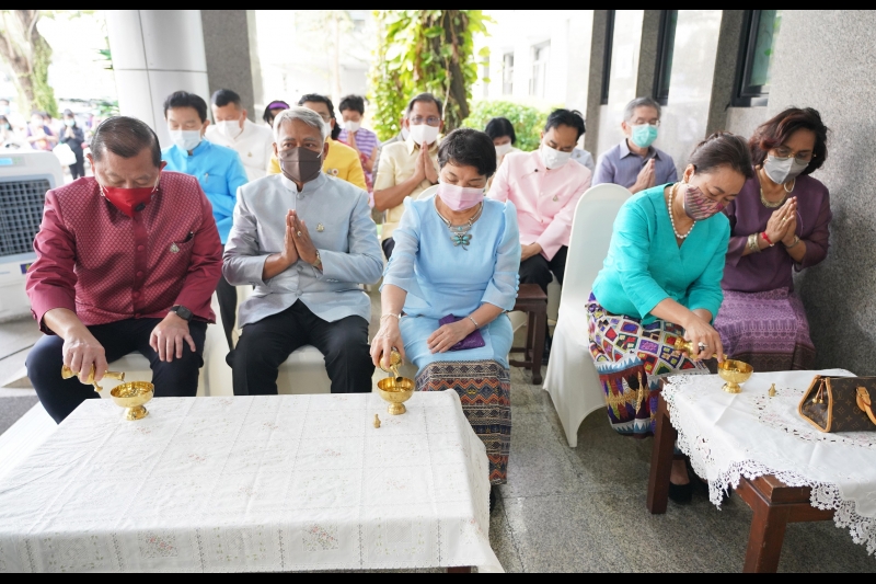 พิธีทำบุญตักบาตรข้าวสารอาหารแห้ง คณะสงฆ์จากวัดพระราม 9 กาญจนาภิเษก พระอารามหลวง