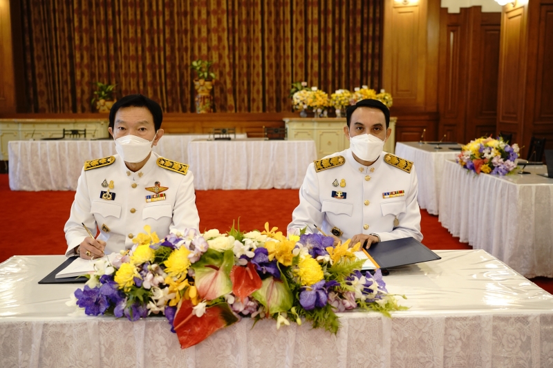 ลงนามถวายพระพรพระบาทสมเด็จพระเจ้าอยู่หัว และสมเด็จพระนางเจ้าฯ พระบรมราชินี เนื่องในโอกาสวันขึ้นปีใหม่ พุทธศักราช 2565