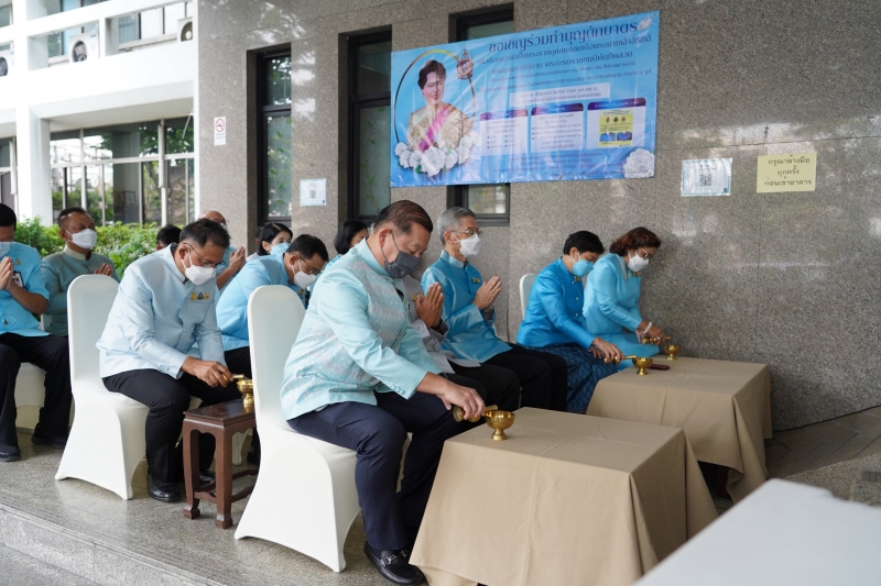 พิธีทำบุญตักบาตรข้าวสารอาหารแห้ง คณะสงฆ์จากวัดบรมนิวาสราชวรวิหาร เนื่องในโอกาสมหามงคลเฉลิมพระชนมพรรษา 90 พรรษา 12 สิงหาคม 2565 ณ