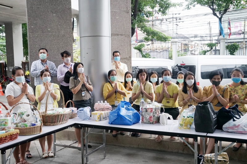 พิธีทำบุญตักบาตรข้าวสารอาหารแห้ง คณะสงฆ์จากวัดระฆังโฆสิตารามวรมหาวิหาร พระอารามหลวง เพื่อน้อมอุทิศถวายเป็นพระราชกุศลแด่พระบาทสมเ