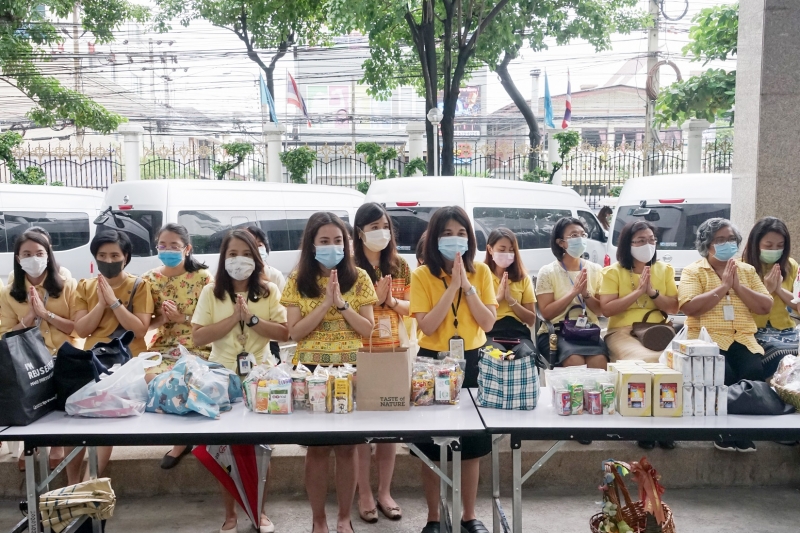 พิธีทำบุญตักบาตรข้าวสารอาหารแห้ง คณะสงฆ์จากวัดระฆังโฆสิตารามวรมหาวิหาร พระอารามหลวง เพื่อน้อมอุทิศถวายเป็นพระราชกุศลแด่พระบาทสมเ