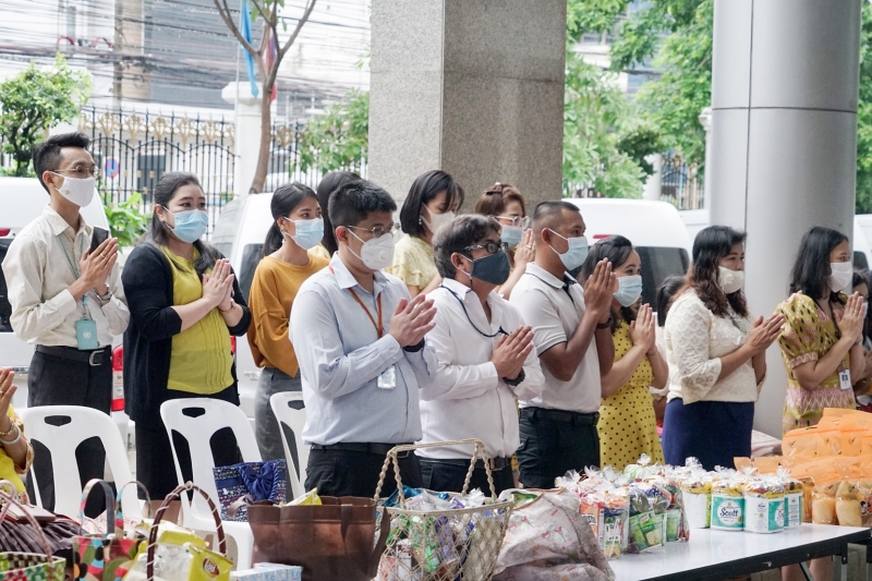 พิธีทำบุญตักบาตรข้าวสารอาหารแห้ง คณะสงฆ์จากวัดระฆังโฆสิตารามวรมหาวิหาร พระอารามหลวง เพื่อน้อมอุทิศถวายเป็นพระราชกุศลแด่พระบาทสมเ