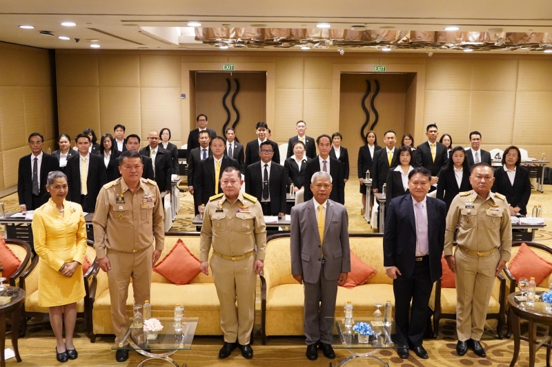 ผู้เข้าร่วมโครงการพัฒนานักบริหารการตรวจเงินแผ่นดินระดับสูง (นตส.) รุ่นที่ 12 ถ่ายภาพร่วมกัน