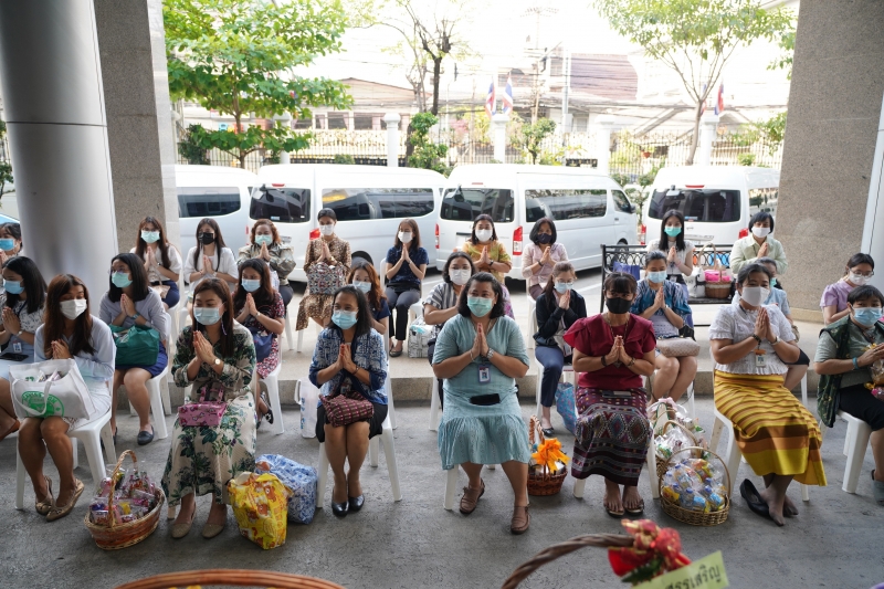 พิธีทำบุญตักบาตรข้าวสารอาหารแห้ง คณะสงฆ์จากวัดพระราม 9 กาญจนาภิเษก พระอารามหลวง