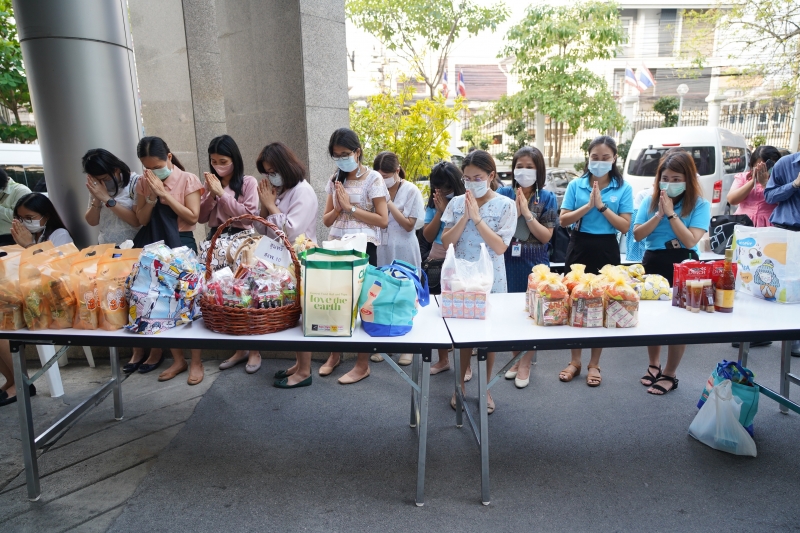 พิธีทำบุญตักบาตรข้าวสารอาหารแห้ง คณะสงฆ์จากวัดพระราม 9 กาญจนาภิเษก พระอารามหลวง
