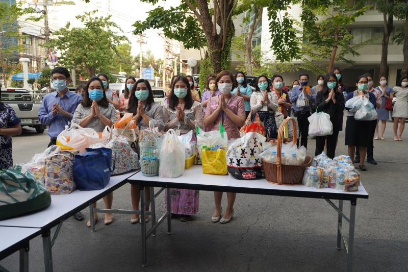 พิธีทำบุญตักบาตรข้าวสารอาหารแห้ง คณะสงฆ์จากวัดพระราม 9 กาญจนาภิเษก พระอารามหลวง