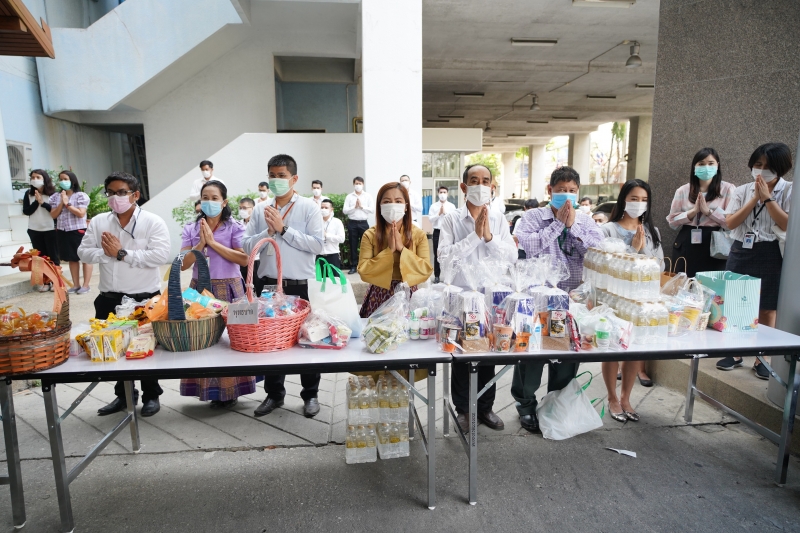 พิธีทำบุญตักบาตรข้าวสารอาหารแห้ง คณะสงฆ์จากวัดพระราม 9 กาญจนาภิเษก พระอารามหลวง