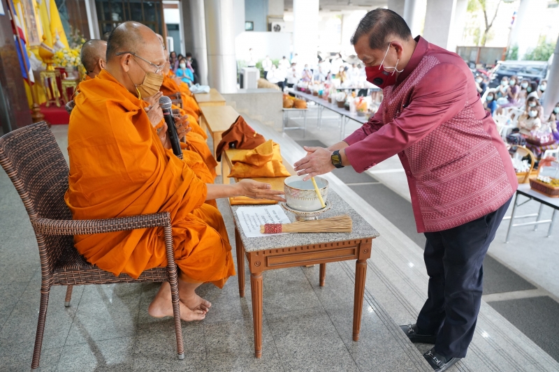 พิธีทำบุญตักบาตรข้าวสารอาหารแห้ง คณะสงฆ์จากวัดพระราม 9 กาญจนาภิเษก พระอารามหลวง
