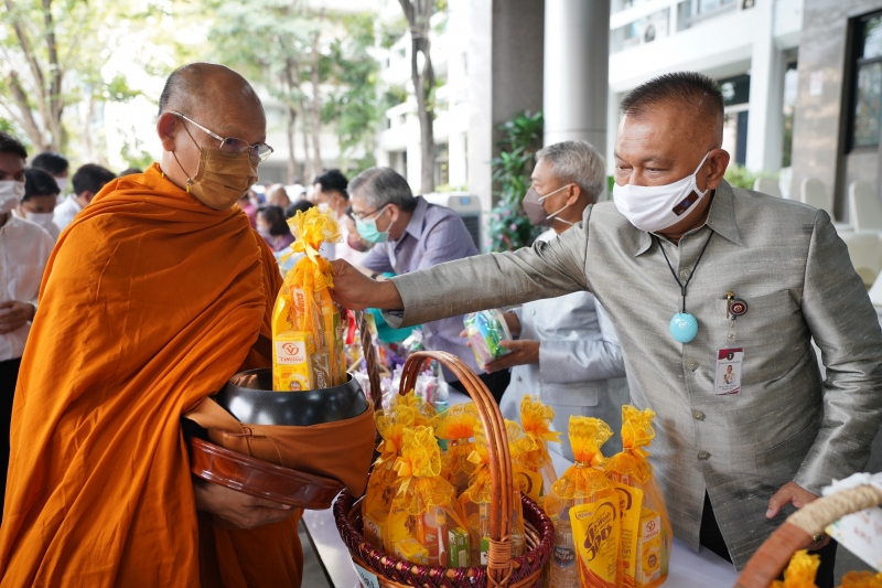 พิธีทำบุญตักบาตรข้าวสารอาหารแห้ง คณะสงฆ์จากวัดพระราม 9 กาญจนาภิเษก พระอารามหลวง