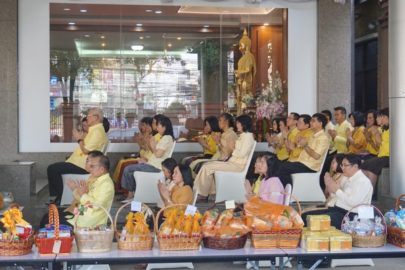  พิธีทำบุญตักบาตรข้าวสารอาหารแห้ง คณะสงฆ์จำนวน 9 รูป จากวัดบวรนิเวศวิหาร พระอารามหลวง เพื่อน้อมอุทิศถวายเป็นพระราชกุศลแด่  พระบา