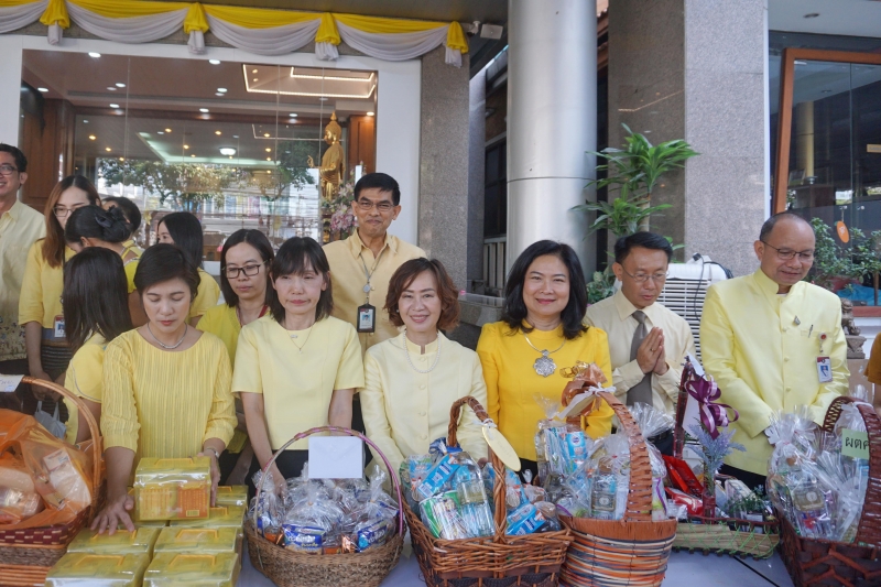  พิธีทำบุญตักบาตรข้าวสารอาหารแห้ง คณะสงฆ์จำนวน 9 รูป จากวัดบวรนิเวศวิหาร พระอารามหลวง เพื่อน้อมอุทิศถวายเป็นพระราชกุศลแด่  พระบา