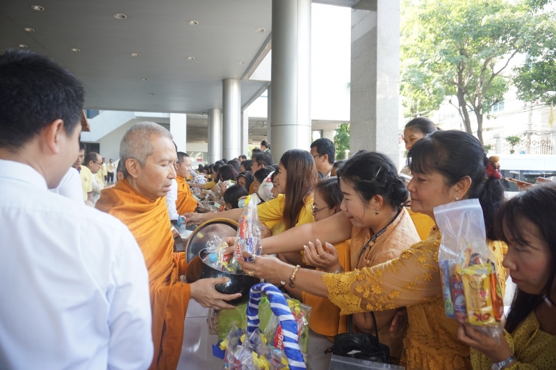  พิธีทำบุญตักบาตรข้าวสารอาหารแห้ง คณะสงฆ์จำนวน 9 รูป จากวัดบวรนิเวศวิหาร พระอารามหลวง เพื่อน้อมอุทิศถวายเป็นพระราชกุศลแด่  พระบา