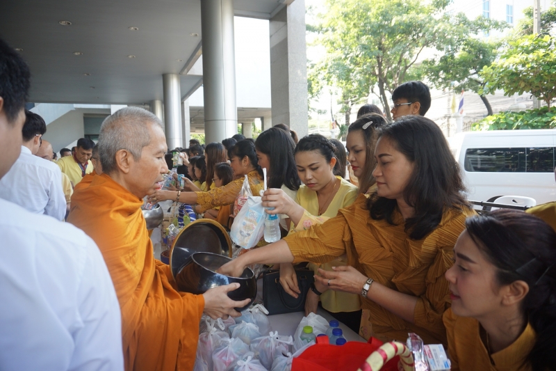  พิธีทำบุญตักบาตรข้าวสารอาหารแห้ง คณะสงฆ์จำนวน 9 รูป จากวัดบวรนิเวศวิหาร พระอารามหลวง เพื่อน้อมอุทิศถวายเป็นพระราชกุศลแด่  พระบา