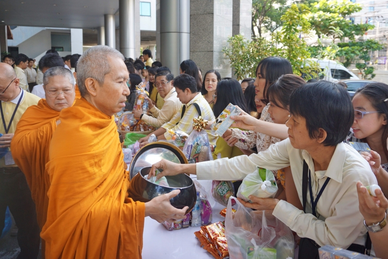  พิธีทำบุญตักบาตรข้าวสารอาหารแห้ง คณะสงฆ์จำนวน 9 รูป จากวัดบวรนิเวศวิหาร พระอารามหลวง เพื่อน้อมอุทิศถวายเป็นพระราชกุศลแด่  พระบา