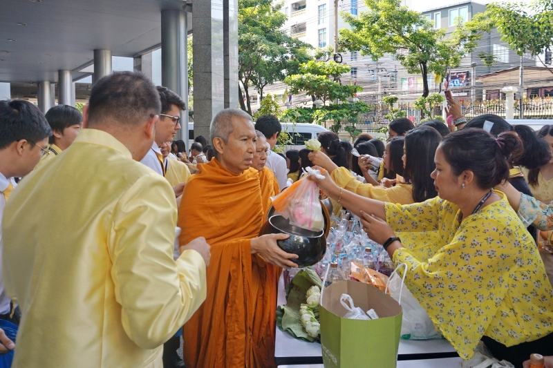  พิธีทำบุญตักบาตรข้าวสารอาหารแห้ง คณะสงฆ์จำนวน 9 รูป จากวัดบวรนิเวศวิหาร พระอารามหลวง เพื่อน้อมอุทิศถวายเป็นพระราชกุศลแด่  พระบา