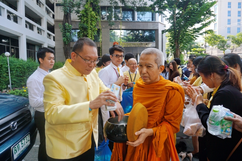  พิธีทำบุญตักบาตรข้าวสารอาหารแห้ง คณะสงฆ์จำนวน 9 รูป จากวัดบวรนิเวศวิหาร พระอารามหลวง เพื่อน้อมอุทิศถวายเป็นพระราชกุศลแด่  พระบา
