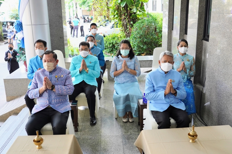 พิธีทำบุญตักบาตรข้าวสารอาหารแห้ง คณะสงฆ์จากวัดปทุมวนารามราชวรวิหาร 