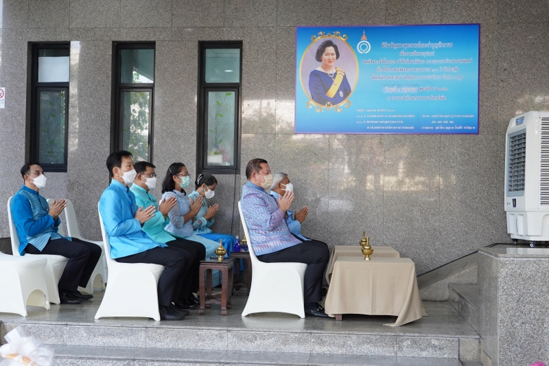 พิธีทำบุญตักบาตรข้าวสารอาหารแห้ง คณะสงฆ์จากวัดปทุมวนารามราชวรวิหาร 