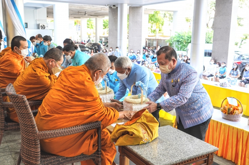 พิธีทำบุญตักบาตรข้าวสารอาหารแห้ง คณะสงฆ์จากวัดปทุมวนารามราชวรวิหาร 