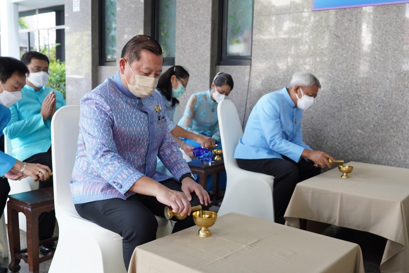 พิธีทำบุญตักบาตรข้าวสารอาหารแห้ง คณะสงฆ์จากวัดปทุมวนารามราชวรวิหาร 